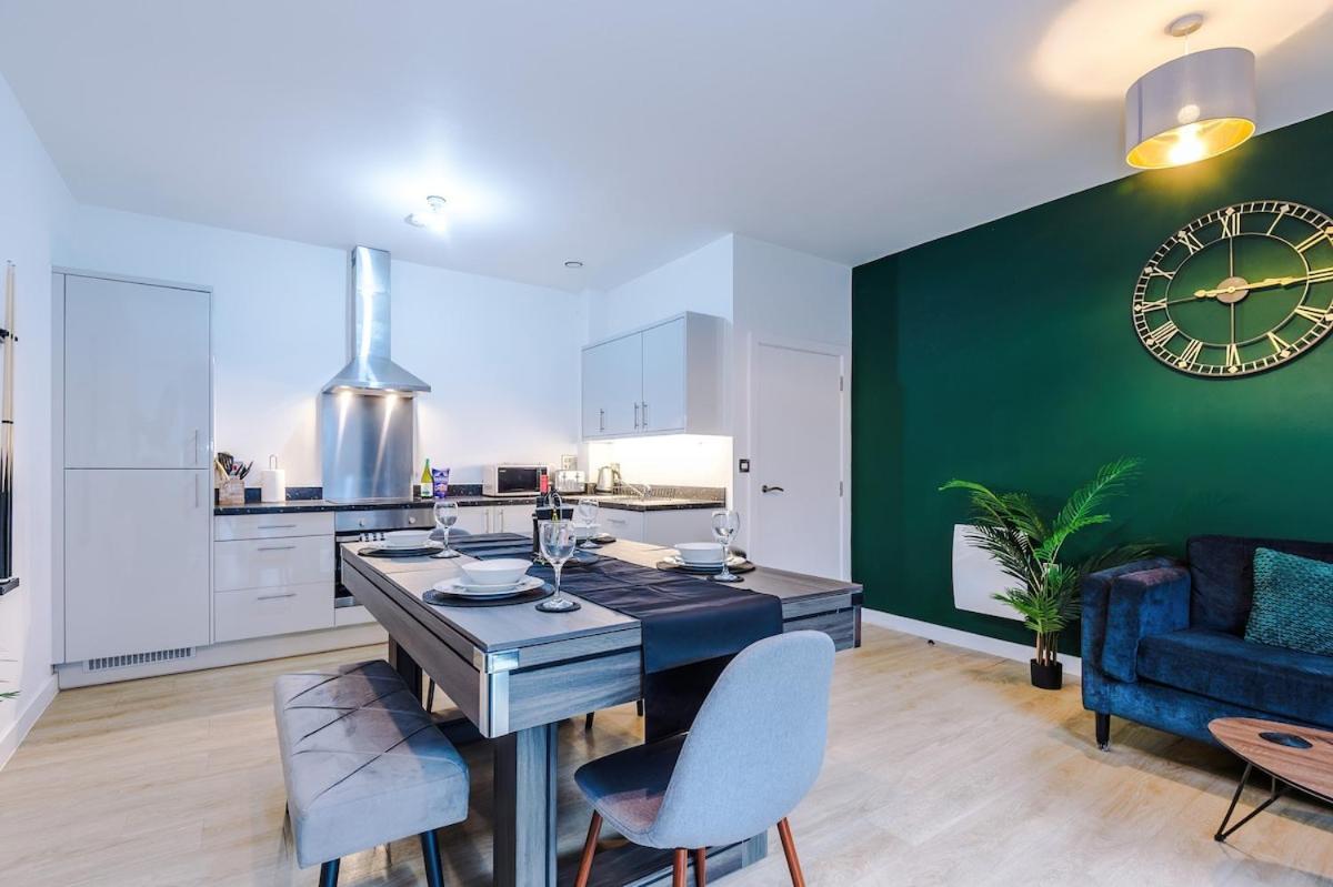 New, Luxe 2br, Manchester, Pool Table, Parking, Balcony, Ps4
