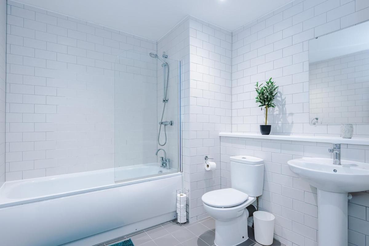 New, Luxe 2br, Manchester, Pool Table, Parking, Balcony, Ps4 Manchester