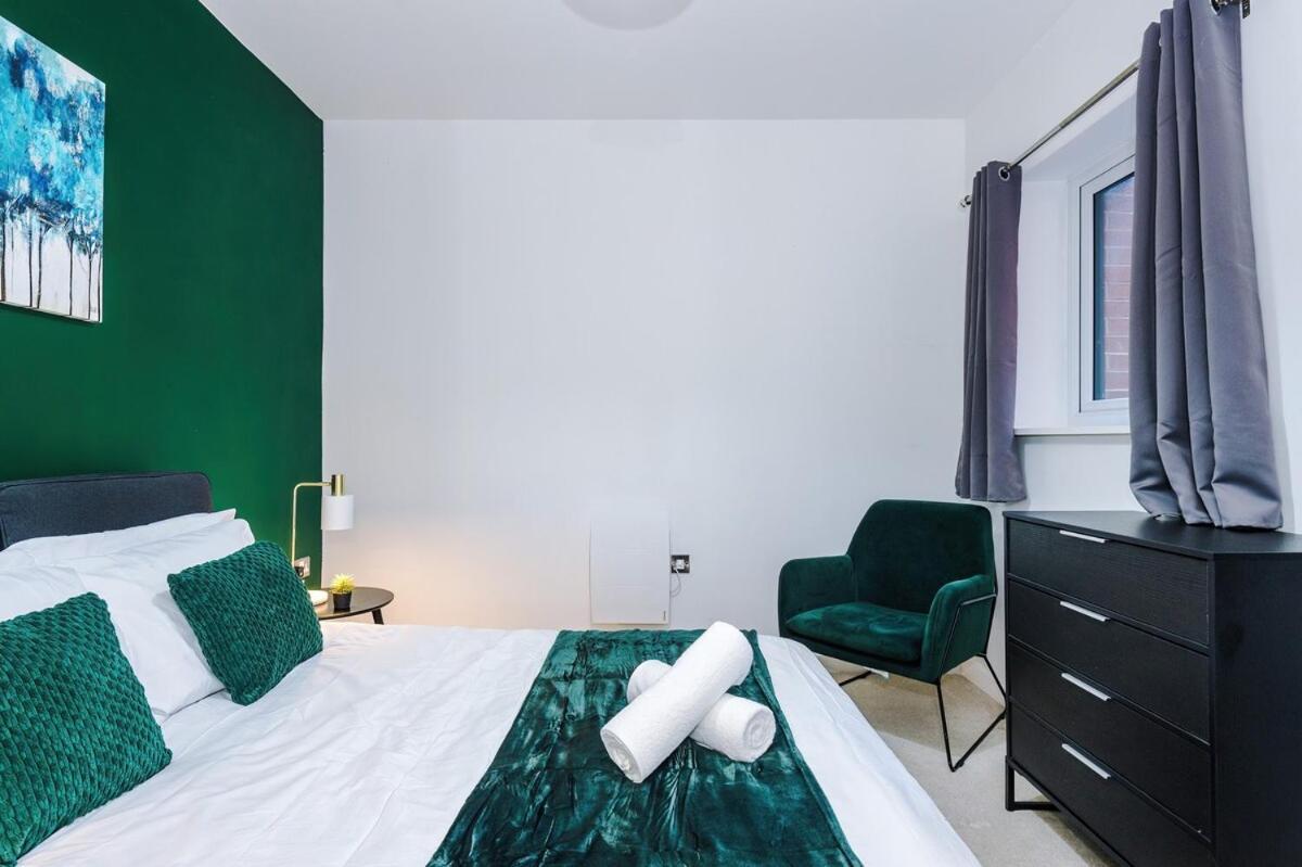 New, Luxe 2br, Manchester, Pool Table, Parking, Balcony, Ps4