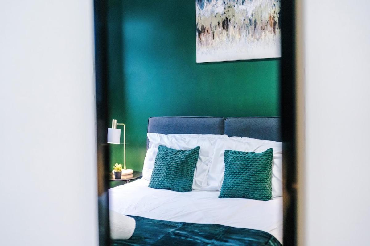 New, Luxe 2br, Manchester, Pool Table, Parking, Balcony, Ps4 * Manchester