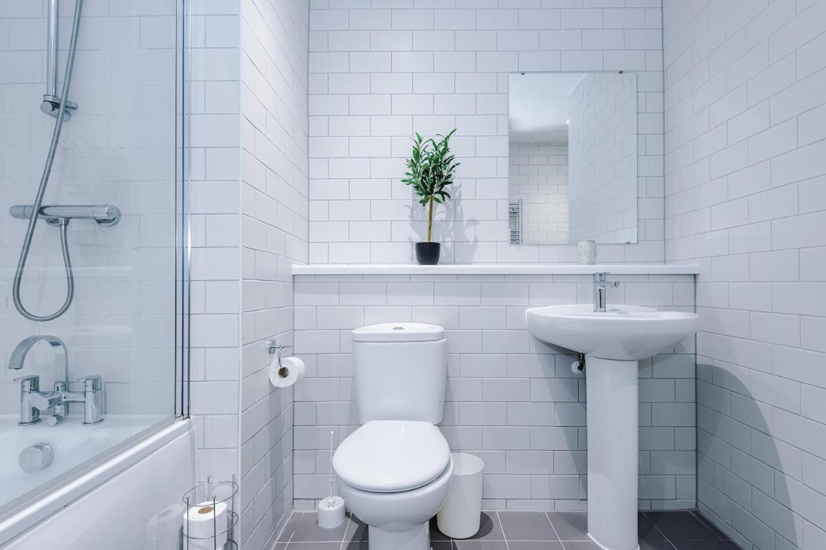 New, Luxe 2br, Manchester, Pool Table, Parking, Balcony, Ps4 Manchester