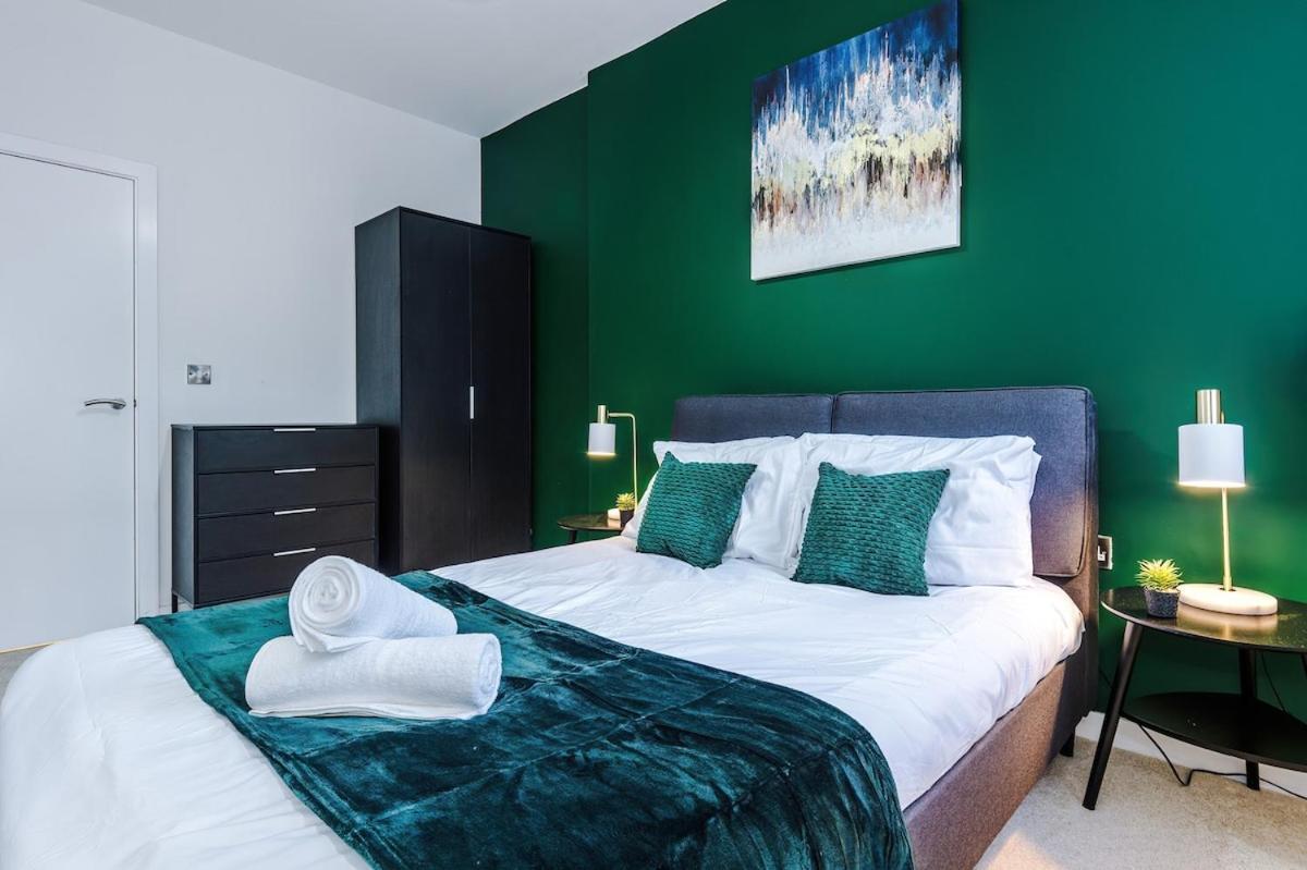 Apartment New, Luxe 2br, Manchester, Pool Table, Parking, Balcony, Ps4 *