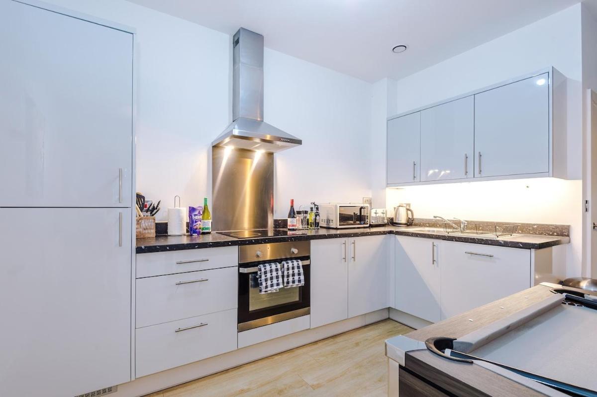 New, Luxe 2br, Manchester, Pool Table, Parking, Balcony, Ps4 * Manchester